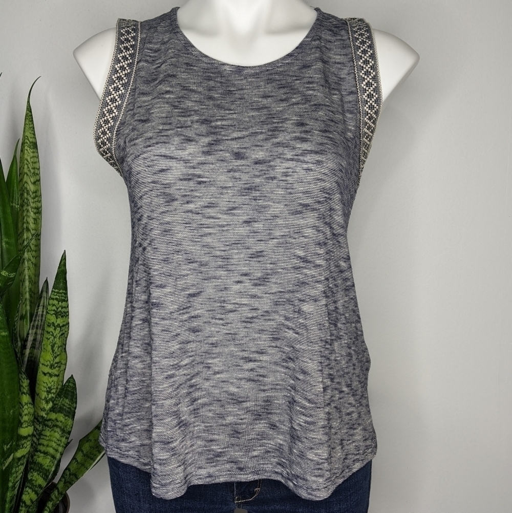 ✨3/$15 W5 blue & white tank top XS